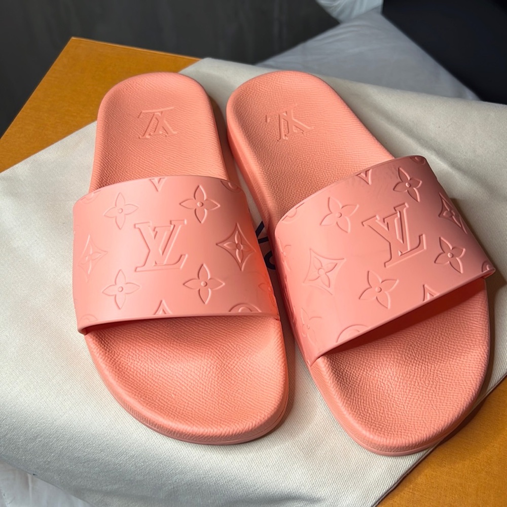 •Louis Vuitton Unisex Slides